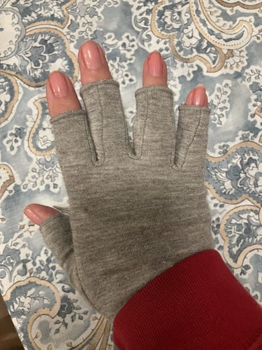 Close-up of a customer wearing the thicker, grey Onecompress™ Gloves that cover most of their fingers.
