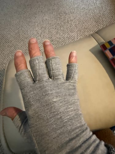Customer wearing the grey, fingerless Premium Onecompress™ Glove with an open hand.