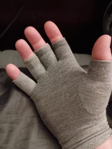 Reviewer's hand wearing a grey, fingerless Premium Onecompress™ Glove.