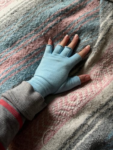 Customer wearing a gorgeous light blue Onecompress™ Glove, showing the open-finger design.