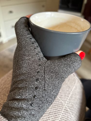 Reviewer wearing the grey Onecompress™ Gloves with a non-slip grip while holding a bowl.