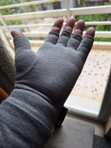 Customer's hand wearing the grey Onecompress Glove, showing the back and wrist coverage.