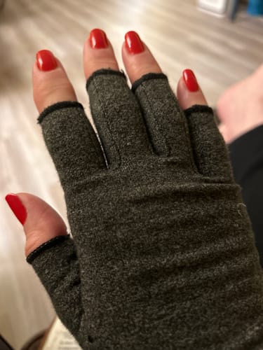 Customer's hand wearing a dark grey Onecompress™ Glove, showing its open finger-tip design.