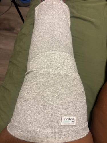 Reviewer wearing the light grey Premium Bamboo Leg Sleeve, covering their knee and thigh.
