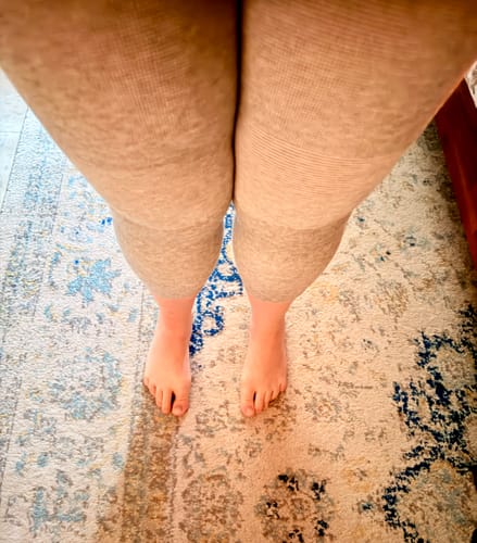 Customer wearing the gray Premium Bamboo Leg Sleeves, showing full coverage from thigh to ankle.